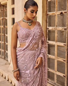Saree pakistanais indien de style Bollywood avec broderie complexe et chemisier fortement embelli pour les fêtes d'hiver - Product Image 4