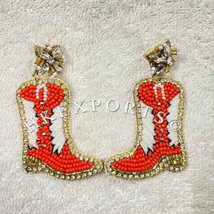 Bottes de cow-boy Rodeo Boucles d'oreilles en perles de rocaille orange et blanc-Bijoux de style occidental fabriqués à la main pour Cowgirls et Rodeo - Product Image 1