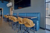 Ensemble de mobilier de restaurant avec banquette, plateau de table en bois massif, revêtement en cuir PU bleu, pieds en bois massif pour salle à manger d'hôtel