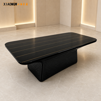 Table basse rectangulaire noire de luxe sur mesure avec détails dorés et base texturée pour salon