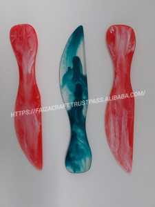 Cuchillo para queso de acero con mango de madera de resina Goldie - Product Image 3