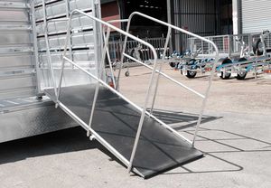 Remolque ganadero STONEGATE de 3 ejes asequible con pared lateral desmontable y rampa para el transporte de ganado vacuno, ovino, equino, vacas y cerdos - Product Image 6