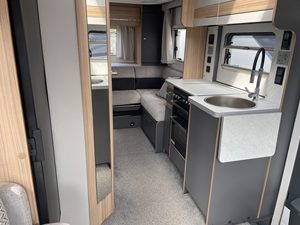 Autocaravana Sprinter Muy Limpia, 4x4 Todoterreno, con Volante a la Derecha, 4WD, RV para Todo Terreno con Sola - Product Image 4