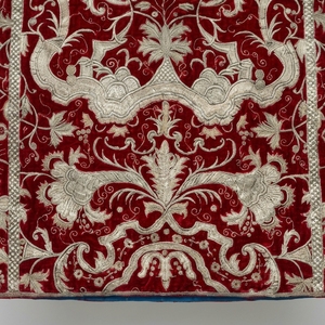 Vestimenta Litúrgica de Lujo en Terciopelo Rojo con Bordado a Mano en Hilo Plateado, Túnica para Sacerdote, Sotana para Clérigo - Product Image 6