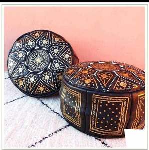 Pouf compact Medina en cuir marocain véritable, artisanal, à motifs géométriques traditionnels, avec corde en forme d'échelle, pour salon et mariage - Product Image 3