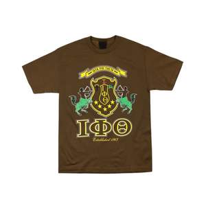 Iota Phi Theta Fraternidad Camiseta gráfica Marrón con letras de escudo impresas en oro Camiseta clásica de algodón con cuello redondo Ropa universitaria - Product Image 1