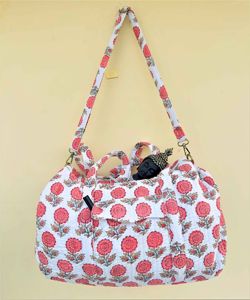 Venta al por mayor de bolsas de hombro de lona de algodón puro con parche acolchado y estampado a mano diseño floral yoga playa bolsas de compras - Product Image 1