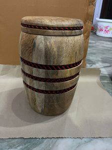 Urne funéraire rustique en bois massif faite à la main pour adulte, forme de baril sculptée, accents décoratifs en corde, installation sur pied, résistante aux intempéries - Product Image 2