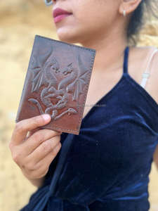 Nouveaux porte-passeports sécurisés en cuir marron gaufré véritable usiné à la main Boho étuis à passeport de voyage en cuir Vintage traditionnel - Product Image 2