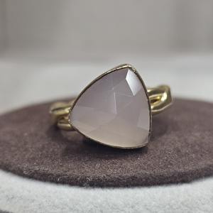 Bague vintage en argent sterling 925 plaqué or avec pierres précieuses, forme trilienne unique, calcédoine rose naturelle, éternité vermeil - Product Image 1