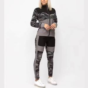 Ensemble de survêtement athlétique streetwear moderne pour homme, avec veste zippée à capuche imprimée unie et leggings ajustés, en molleton 100% coton biologique - Product Image 1