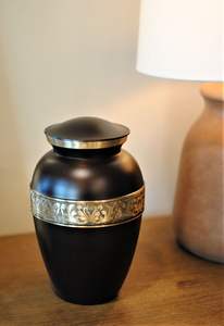 Urna de Latón para Cenizas Humanas - Fabricante de Urnas Funerarias y de Cremación Personalizadas - Product Image 6