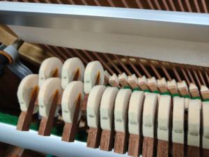 Piano Vertical KAWAI KL602 de Japón, Madera Marrón, Sonido de Alta Calidad, Tono Delicado y Cuerpo Duradero - Product Image 5