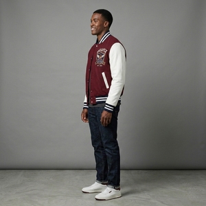 Blouson universitaire bordeaux en laine avec manches en cuir, col et poignets en tricot côtelé, fermeture à boutons-pression, logo personnalisé, streetwear, vêtement d'extérieur pour homme - Product Image 3