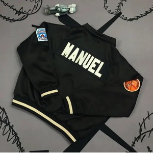 Chaqueta de entrenamiento con letras en la espalda bordada, estilo callejero, informal, holgada, para hombres y mujeres, de la más alta calidad - Product Image 4