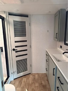 Semirremolque Fairly KH USADO 2024 Cross Roads RED WOODS 4001 LK Quinta Rueda - Product Image 2