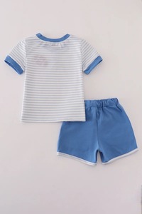 Ensemble de short de conception de football à motif uni pour garçons vêtements d'été confortables avec broderie de noeud français à rayures bleues taille pour enfants - Product Image 2