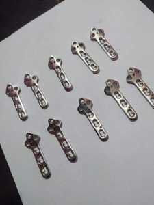 Garantie d'un an, certifié CE, Ensemble de 10 implants orthopédiques vétérinaires, Plaques de fixation en acier inoxydable, Manuel, 2,4 mm, par SurgiRight - Product Image 6