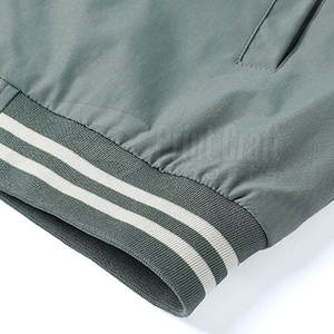 เสื้อแจ็คเก็ตบอมเบอร์ผู้ชายสีพื้นแบบซิปเต็มตัว คุณภาพพรีเมียม น้ำหนักเบา เหมาะสำหรับฤดูหนาว - Product Image 4