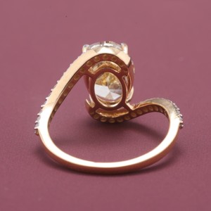Anillo de compromiso/boda clásico con halo de diamantes amarillos ovalados cultivados en laboratorio, certificados por IGI, con banda pavé, chapado en oro de 18K y rodio. - Product Image 4