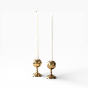 Ensemble de bougeoirs modernes en métal doré fin avec un profil minimal pour une décoration de table raffinée Unique - Product Image 2