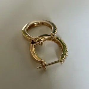 Pendientes de aro Huggie chapados en oro y plata de ley con moissanita de corte de 2 quilates, diseño de Hip Hop, bodas, compromisos, fiestas, regalos - Product Image 3