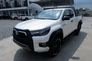 NUEVA LLEGADA Usado 2023 Toyotas Hiluxx RevoRocco Smart Cab 2.8L Diesel LISTO para ENVÍO - Product Image 3
