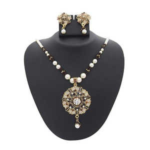 Kriaa <b>Fine</b> <b>Jewelry</b> <b>Set</b> 1200109 Austrian Stone and Gold-Plated Pearl Pendant Luxurious and Elegant - Product Image 1