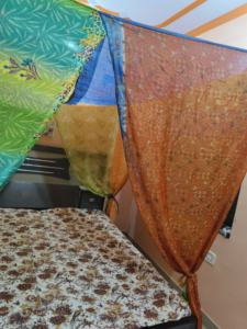 Hermosa decoración Bohemia para el hogar, dosel de cama Sari multicolor oscuro con mosquitera para tienda de campaña - Product Image 5