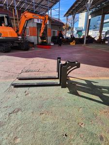 Fourche polyvalente pour excavatrice, fourches en acier robustes réglables pour des opérations de levage sécurisées sur site - Product Image 4