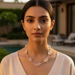 Collar de Cristal de Cuarzo Rosa Plateado para Mujer - Joyería Elegante con Piedras Preciosas - Product Image 1