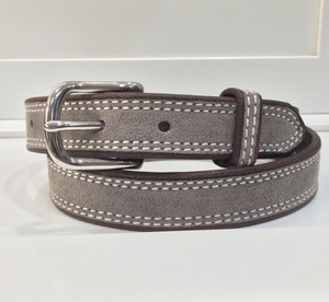 Cinturón de cuero genuino gris Premium con detalles de puntadas blancas y hebilla de metal pulido para hombres con estilo - Product Image 1