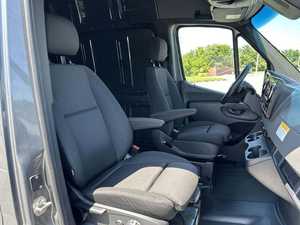 Furgoneta Sprinter 2025 Gris de Gasolina (Usada en Excelentes Condiciones) Transmisión Automática Ruedas de Acero Asientos con Calefacción - Product Image 4