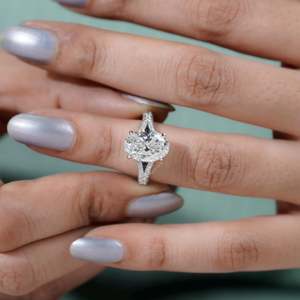 Anillo de Compromiso de Corte Ovalado con Banda de Diamantes Pavé en Oro Blanco - Anillos de Diamantes de Lujo - Product Image 6