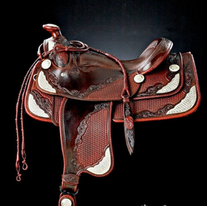 Yên xe mạ bạc với dụng cụ chi tiết trên da trắng, bao kiếm phù hợp và thanh kiếm, có sẵn với giá bán buôn. - Product Image 3