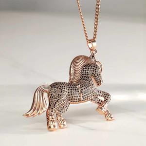 Collier pendentif cheval en argent 925 plaqué or avec diamants en moissanite noirs de style élégant pour les rappeurs, mode quotidienne - Product Image 2