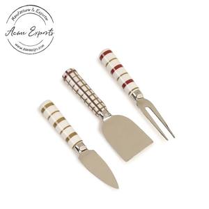 Encantador Juego de 3 cuchillos para queso con asas a rayas perfecto para servir queso y aperitivos con estilo y elegancia - Product Image 1