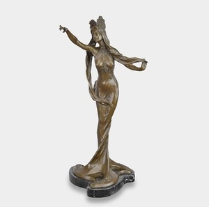 Sculpture classique en bronze représentant une femme pour la décoration de bureaux et d'hôtels - Product Image 3