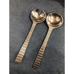 Juego de Cuchara y Tenedor para Servir Ensaladas, Hecho a Mano, de Alta Calidad, Plateado Mate Pulido, con Mango de Diseño Elegante, Material Metálico, para Bodas - Product Image 1