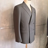 Jas Pria Abu-abu Arang Bergaris Tipis Double Breasted Peak Lapel Kantong Lipat Kancing Gelap Jas Bisnis Pria Kantor Custom MTM