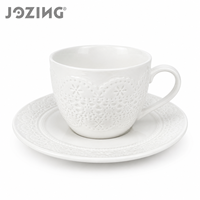 JOZING Ensemble tasse et soucoupe à café en céramique blanche 7oz, motif dentelle crochetée en relief, stock en liquidation, prix de gros imbattables, style vintage