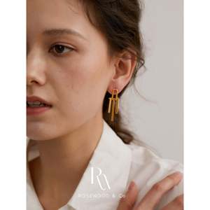 Orecchini Pendenti Minimalisti in Oro Massiccio, Design Leggero e Resistente all'Ossidazione, Ideali per Uso Quotidiano o Come Regalo - Product Image 5