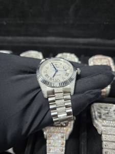 นาฬิกาข้อมือหรูหราทรงสี่เหลี่ยม กระจก VVS มอยส์ซาไนต์ ระบบกลไก ดีไซน์โครงกระดูกแบบ Iced  ดีไซน์ President  ตัวเรือนทองเหลือง  พร้อมเข็มนาฬิกาและเพชร - Product Image 4