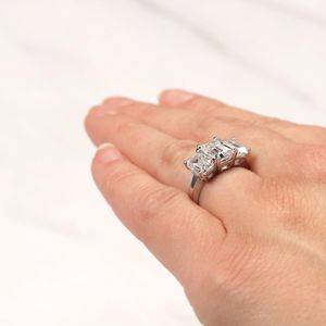 Anillo de compromiso de tres piedras de diamante de corte esmeralda para mujer - Product Image 4