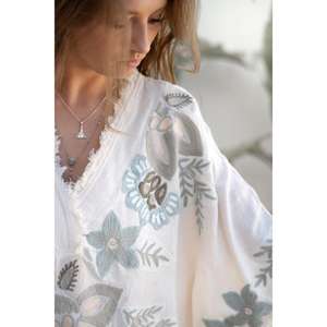 Robe poncho élégante et confortable, conçue pour les femmes qui préfèrent un style décontracté, un style facile et une mode polyvalente au quotidien. - Product Image 6