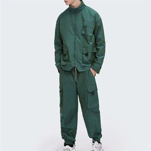 Conjunto Deportivo Informal Personalizado de Chaqueta Cortavientos de Nailon con Bolsillos Utilitarios y Pantalones Cargo Relajados de 2 Piezas - Product Image 3