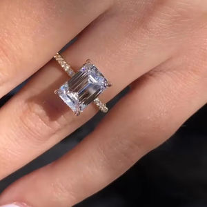 Pt 950 Bague de fiançailles Emerald Cut Lab Grown Diamond Cluster Trendy Style IGI Certified Conflict Free Diamond Ring - Product Image 1