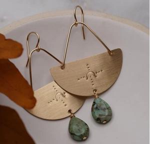 Pendientes de cobre oxidado hechos a mano para mujer con intrincadas obras de arte tribal y detalles de diseño floral étnico - Product Image 2