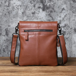 กระเป๋าสะพายข้างสำหรับผู้ชายกลางแจ้งลำลองดีไซน์เรียบง่ายพร้อมตกแต่งตัวอักษรหนังกันน้ำสไตล์ใหม่ - Product Image 4