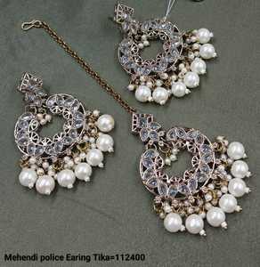 DERNIÈRE CONCEPTION INDIENNE TRADITIONNELLE ET À LA MODE AVEC BOUCLES D'OREILLES EN PERLES BOUCLES D'OREILLES CHANDELIER ENSEMBLE MANGTIKKA POUR FEMMES ET FILLES - Product Image 3